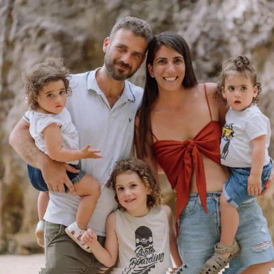 מעיין, יוצרת עזרים ויזואליים לילדים עם ADHD, ומשפחתה